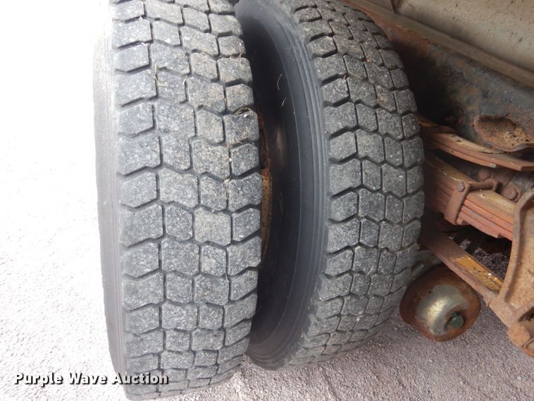 image for item FU9574 2003 International 7400 spreader truck