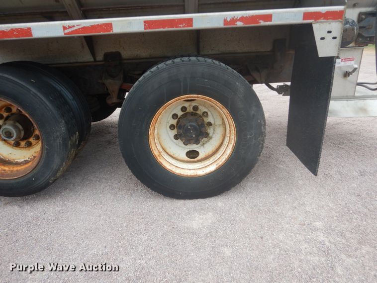 image for item FU9574 2003 International 7400 spreader truck