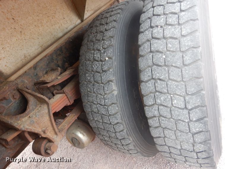 image for item FU9574 2003 International 7400 spreader truck