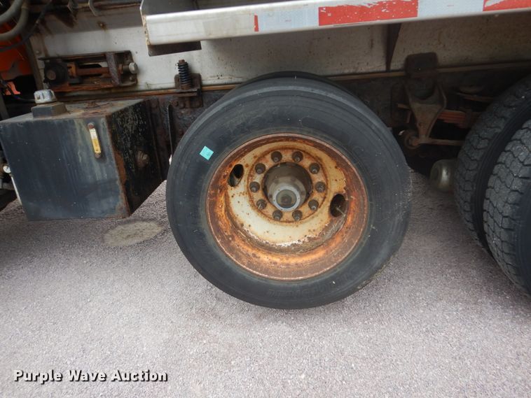 image for item FU9574 2003 International 7400 spreader truck