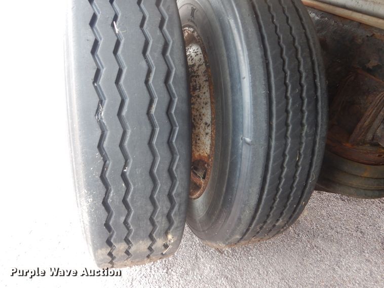 image for item FU9574 2003 International 7400 spreader truck