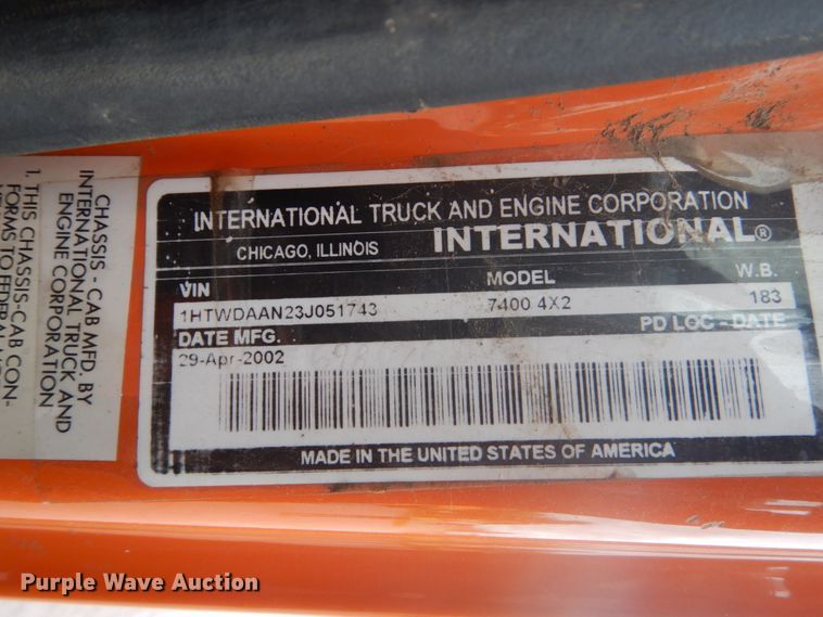image for item FU9574 2003 International 7400 spreader truck