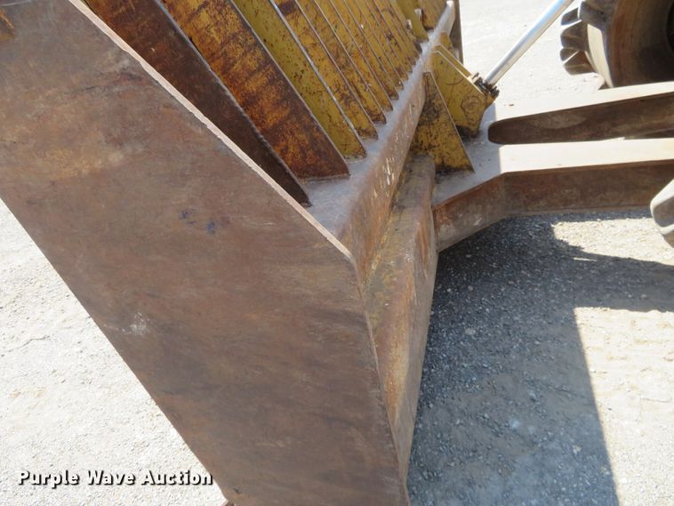 image for item FV9015 2002 Caterpillar 816F landfill compactor