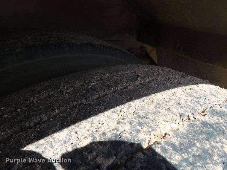 image for item GC9046 1995 Ford B800 school bus