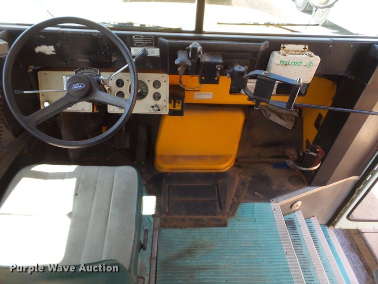image for item GC9046 1995 Ford B800 school bus