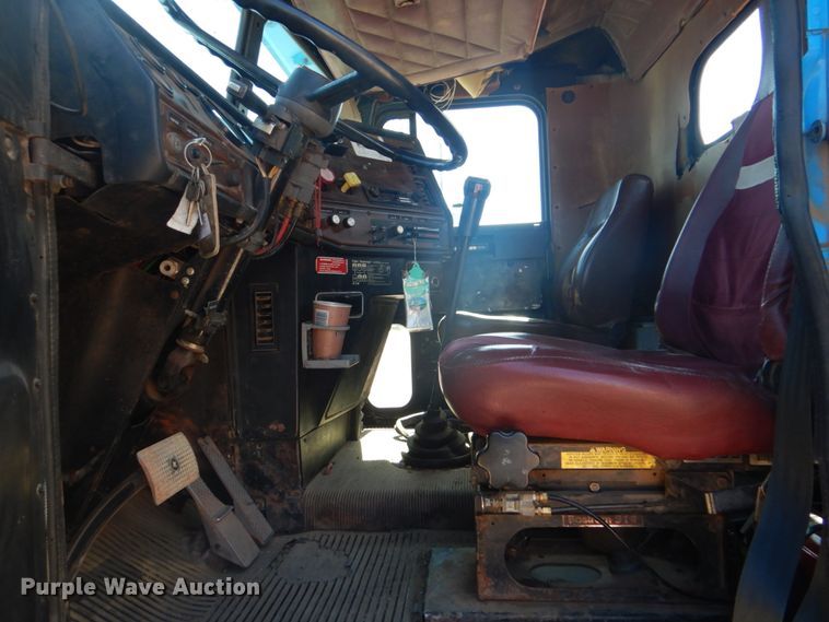 image for item GC9551 1989 Freightliner FLC semi truck