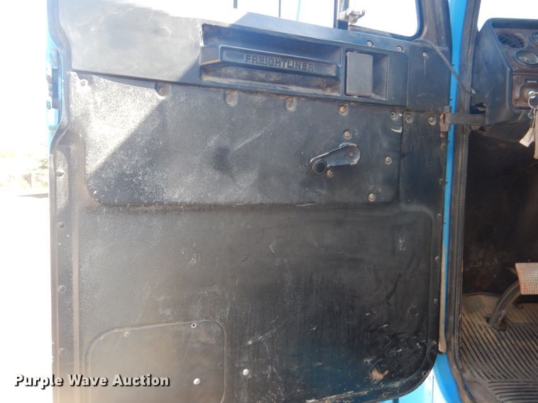 image for item GC9551 1989 Freightliner FLC semi truck