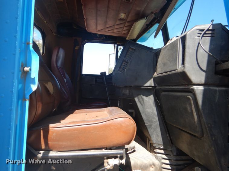 image for item GC9551 1989 Freightliner FLC semi truck