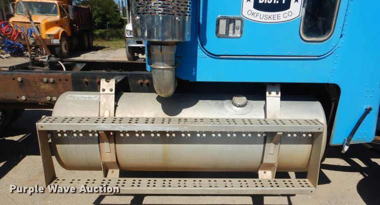 image for item GC9551 1989 Freightliner FLC semi truck