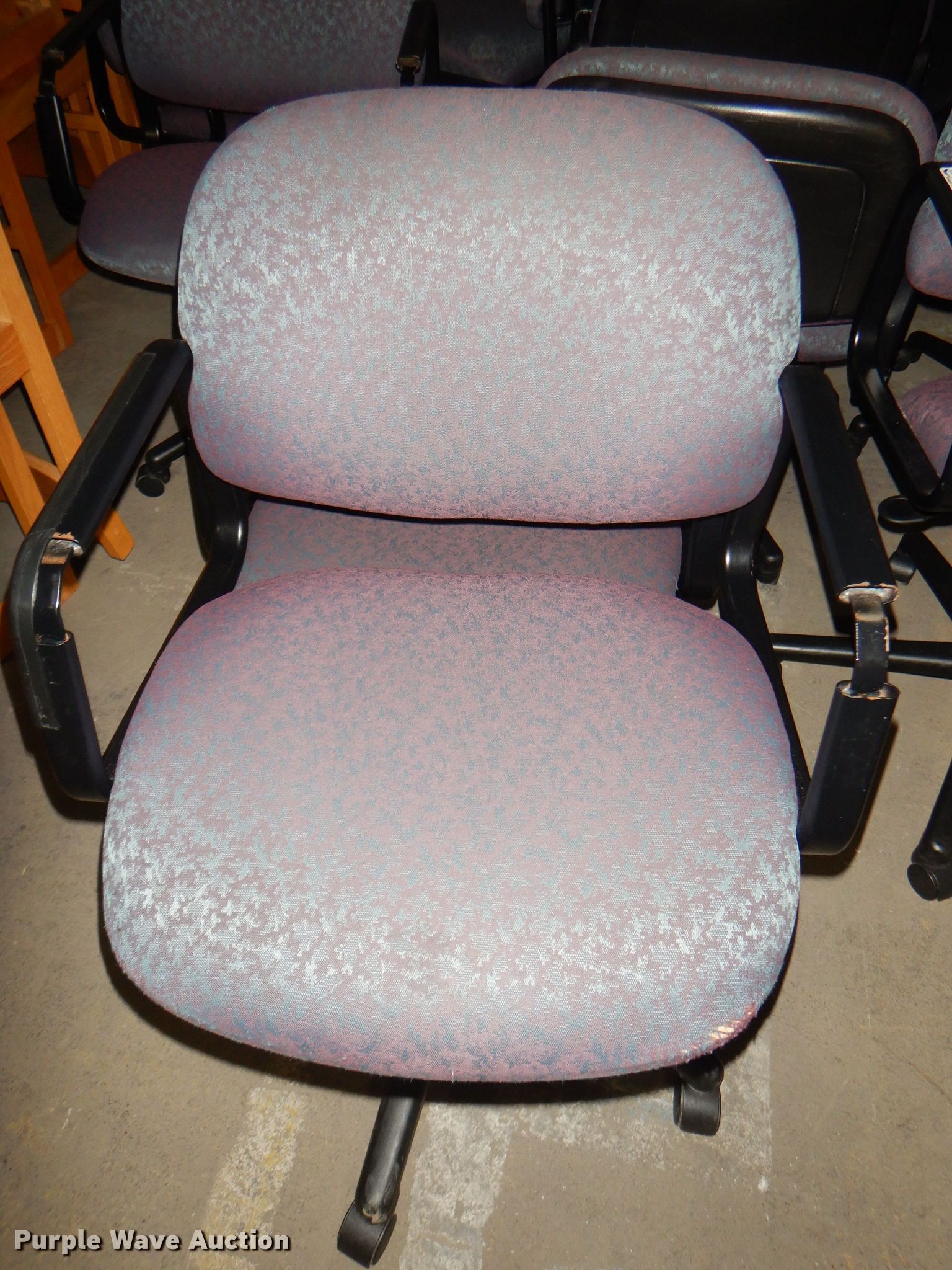 (16) chairs in Manhattan, KS Item FF9657 sold Purple Wave