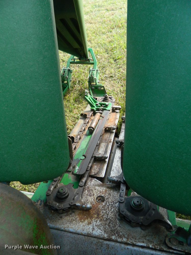 image for item DB4984 2007 John Deere 893 corn head