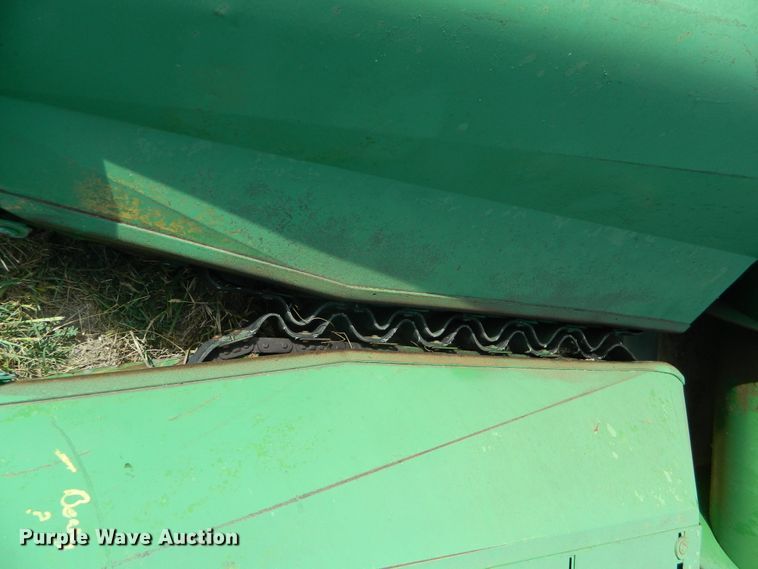 image for item DB4985 1983 John Deere 853A all-crop head