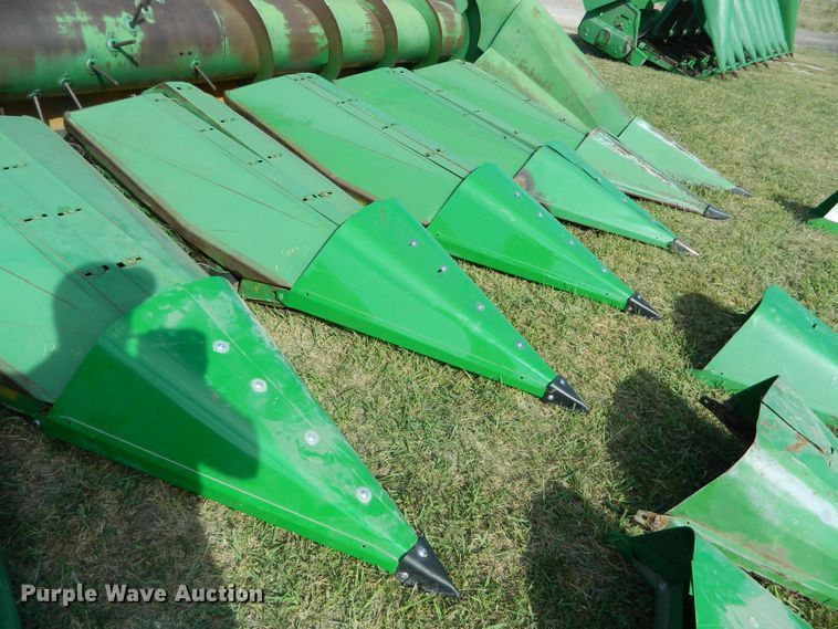 image for item DB4985 1983 John Deere 853A all-crop head