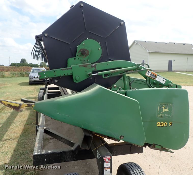 image for item DB7685 2000 John Deere 930F flex head