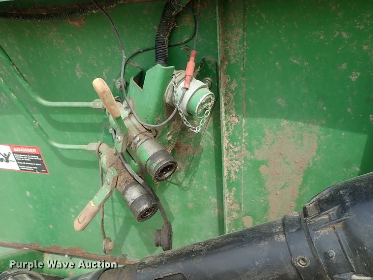 image for item DB7685 2000 John Deere 930F flex head