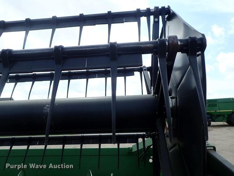 image for item DB7685 2000 John Deere 930F flex head