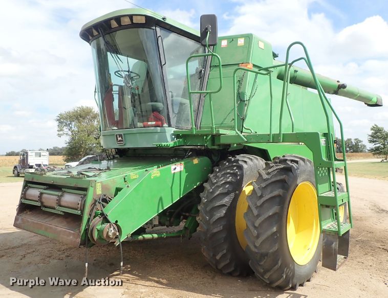 image for item DB7686 1990 John Deere 9600 combine