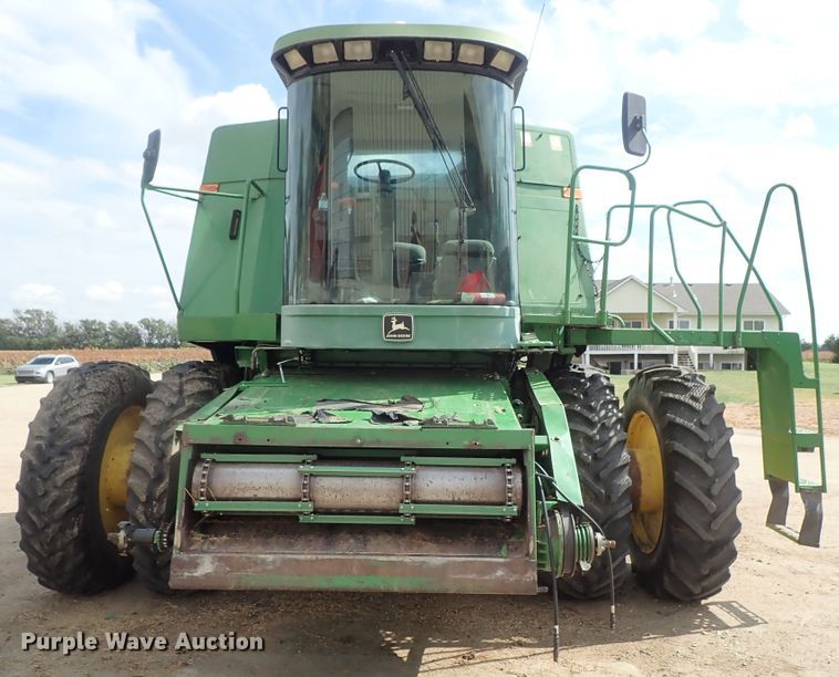image for item DB7686 1990 John Deere 9600 combine