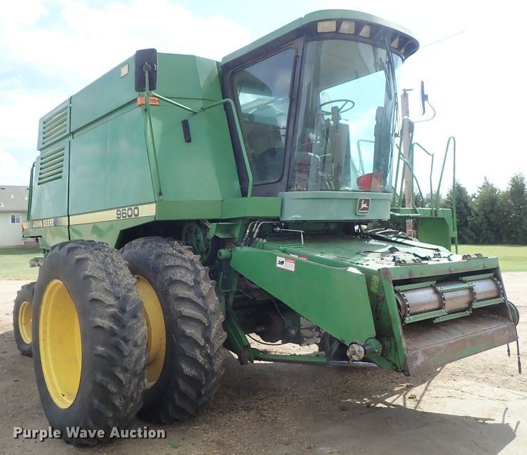 image for item DB7686 1990 John Deere 9600 combine