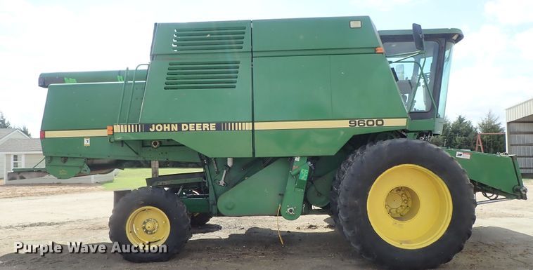 image for item DB7686 1990 John Deere 9600 combine