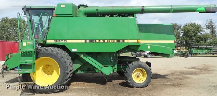 image for item DB7686 1990 John Deere 9600 combine