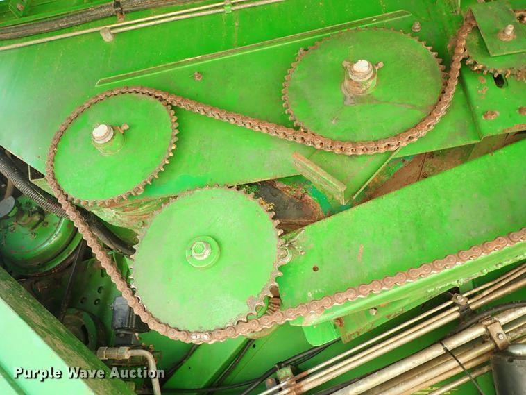 image for item DB7686 1990 John Deere 9600 combine