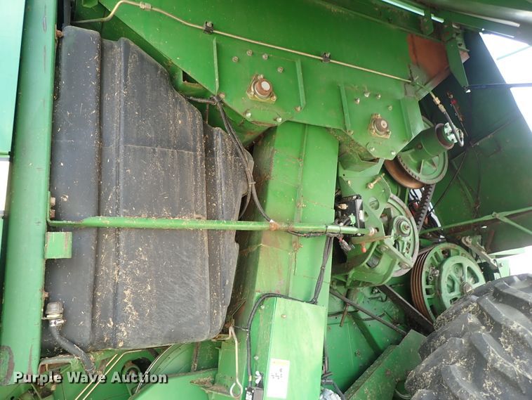 image for item DB7686 1990 John Deere 9600 combine