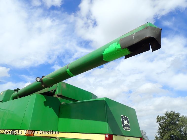 image for item DB7686 1990 John Deere 9600 combine