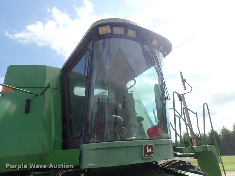 image for item DB7686 1990 John Deere 9600 combine