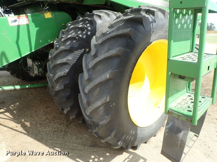 image for item DB7686 1990 John Deere 9600 combine