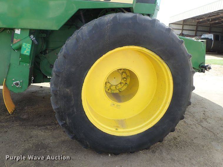 image for item DB7686 1990 John Deere 9600 combine