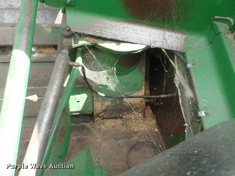 image for item DB7686 1990 John Deere 9600 combine