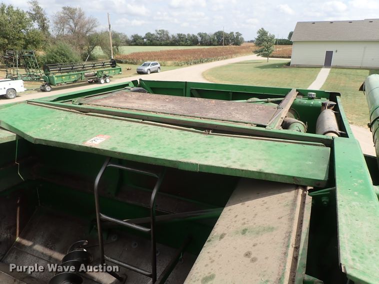 image for item DB7686 1990 John Deere 9600 combine