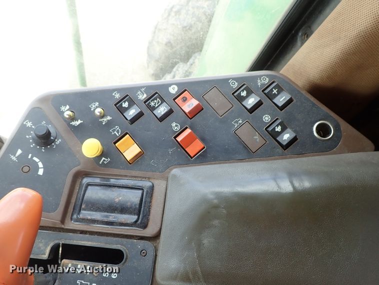 image for item DB7686 1990 John Deere 9600 combine