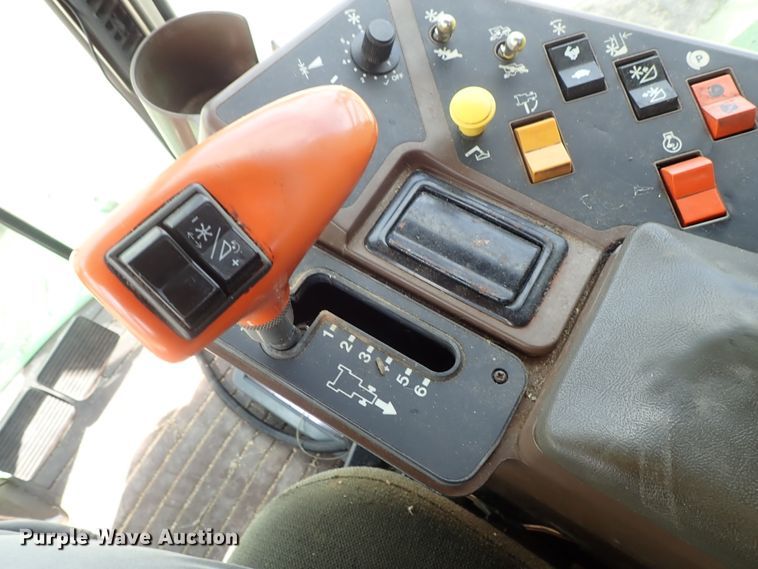 image for item DB7686 1990 John Deere 9600 combine