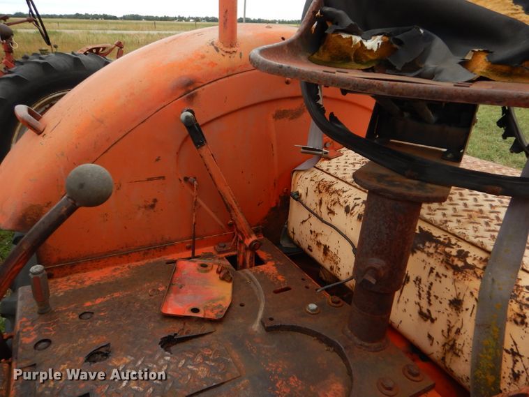 image for item DD4485 1962 Case 930 Comfort King tractor