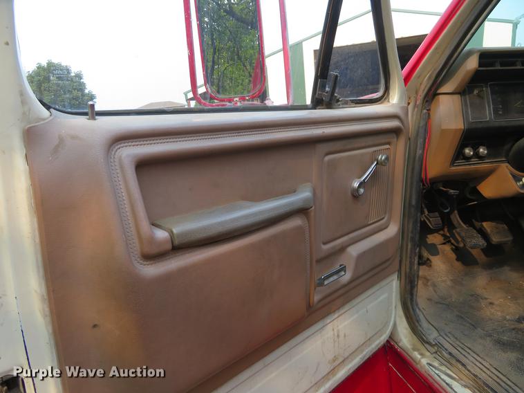 image for item DD7053 1983 Ford F700 brush fire truck