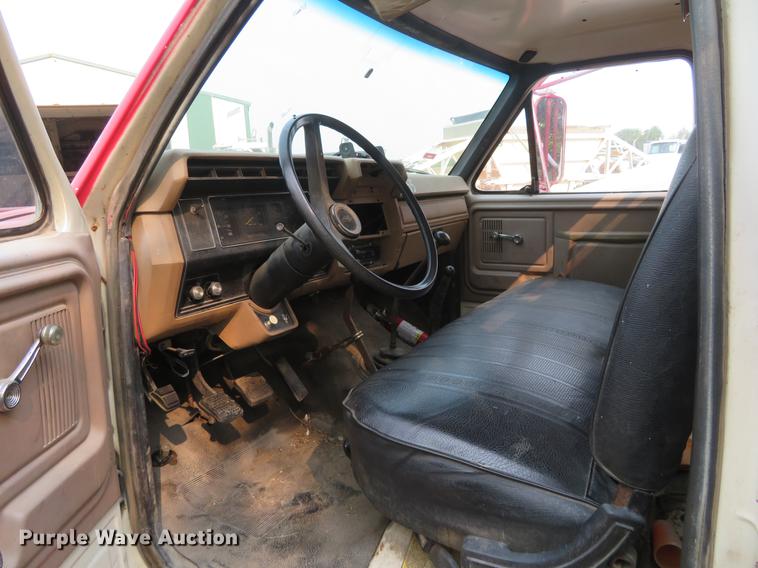 image for item DD7053 1983 Ford F700 brush fire truck