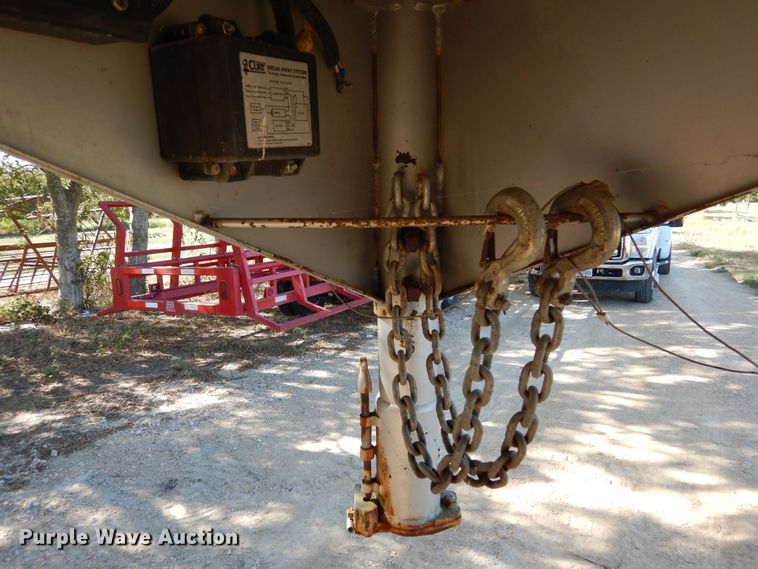 image for item DF2585 2005 Cimarron NS4HG21800260E livestock trailer