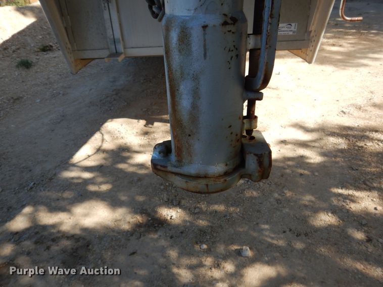 image for item DF2585 2005 Cimarron NS4HG21800260E livestock trailer