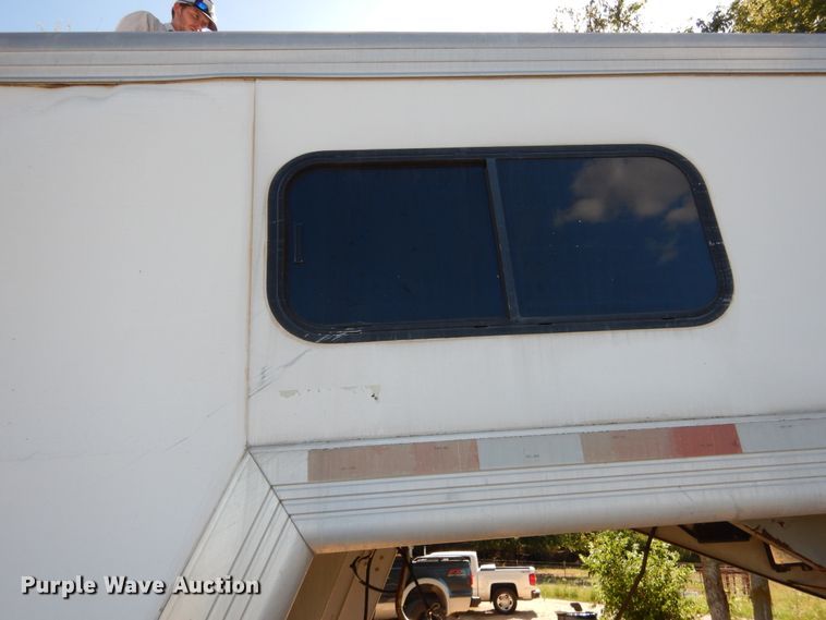 image for item DF2585 2005 Cimarron NS4HG21800260E livestock trailer