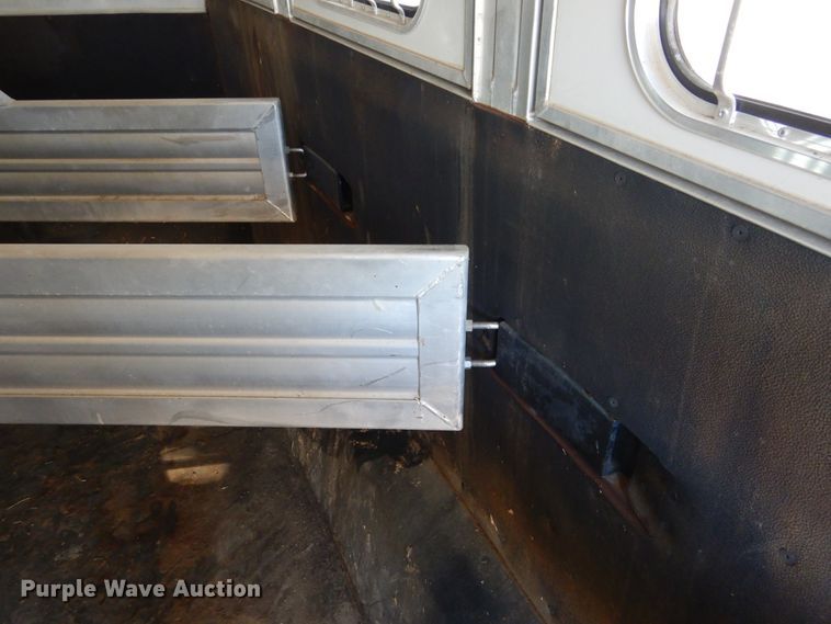 image for item DF2585 2005 Cimarron NS4HG21800260E livestock trailer