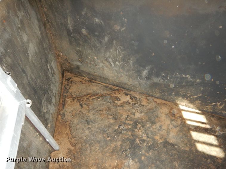 image for item DF2585 2005 Cimarron NS4HG21800260E livestock trailer