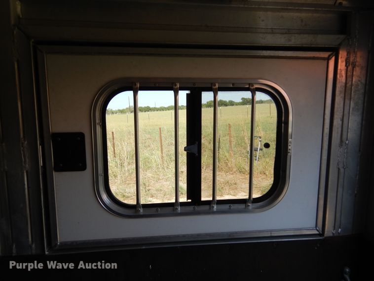 image for item DF2585 2005 Cimarron NS4HG21800260E livestock trailer