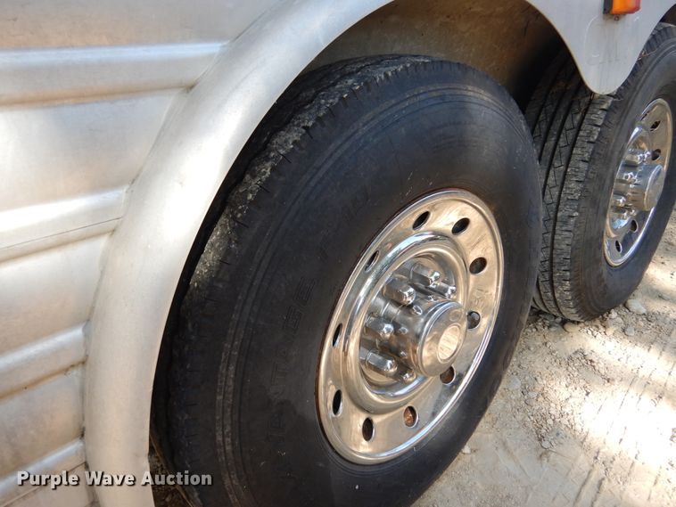 image for item DF2585 2005 Cimarron NS4HG21800260E livestock trailer