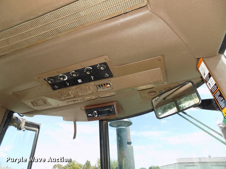 image for item DG2444 1988 John Deere 4850 tractor