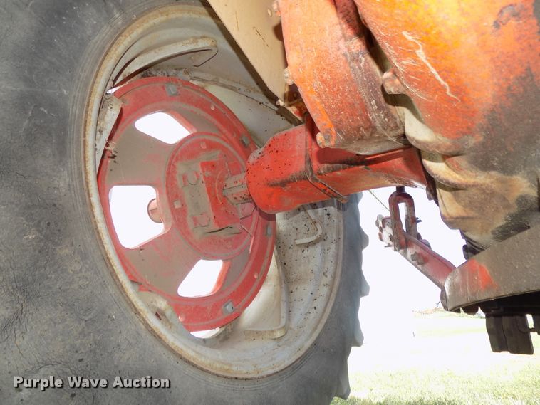 image for item DG2450 1967 Case 831C Comfort King tractor