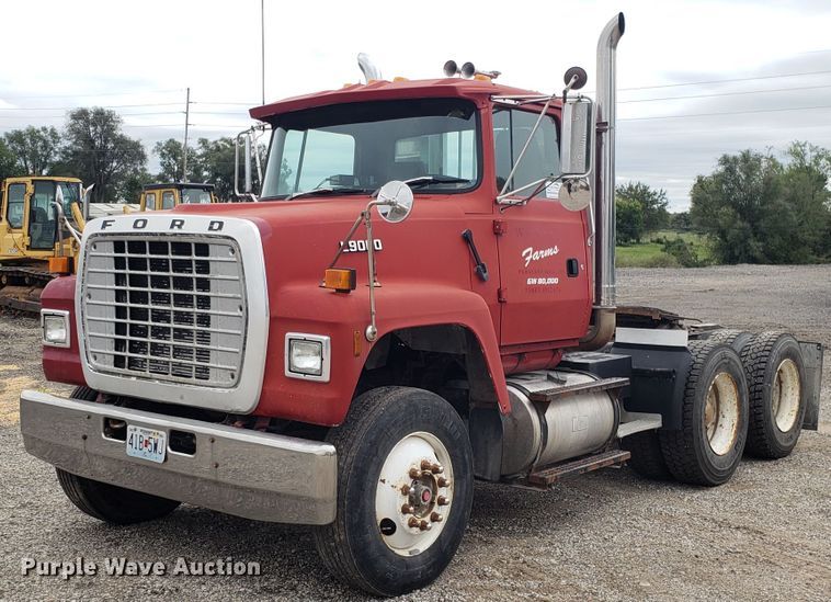 image for item DG7575 1993 Ford L9000 semi truck