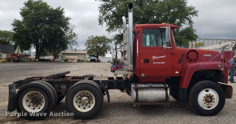 image for item DG7575 1993 Ford L9000 semi truck