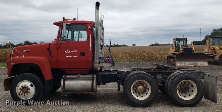 image for item DG7575 1993 Ford L9000 semi truck